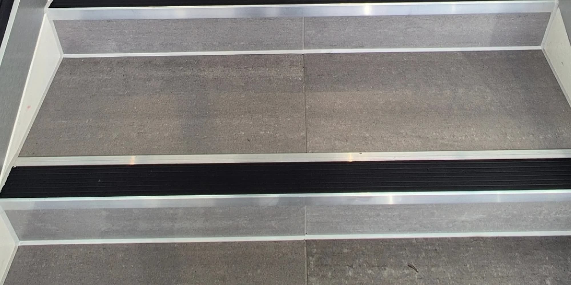 Sealed tread, stringer and balustrade junctions on a feature staircase